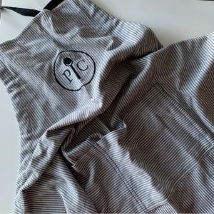 EUC - chef’s apron with 2 pockets